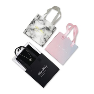 Boîte à bijoux pliante de luxe personnalisée par le fabricant avec impression de logo, pour bagues, colliers, boucles d'oreilles, avec insert en mousse - Product Image 1
