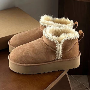 Une marque de luxe propose des bottes de neige chaudes pour l'hiver, avec des caractéristiques antidérapantes et confortables pour la marche. - Product Image 1