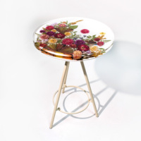 Artisanat et créations artisanales, véritable fleur de rose séchée, résine époxy, table basse en résine époxy, meubles, petites tables basses en résine époxy