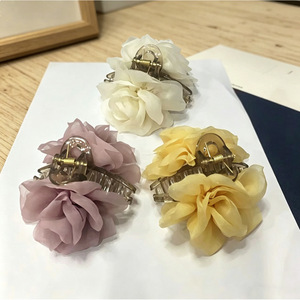 Nuevo peinado medio-recogido estilo chino con gasa ligera y rosa, con pinza para el pelo, flor para el pelo de playa, y moño de cola de caballo elegante con pinza de tiburón. - Product Image 3