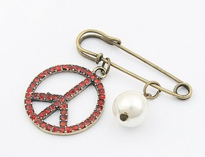 Broche de Moda Estilo Pinguim com Asas, Lábios Amarelos, Strass Vermelho, Símbolo da Paz e Pérola - Product Image 5
