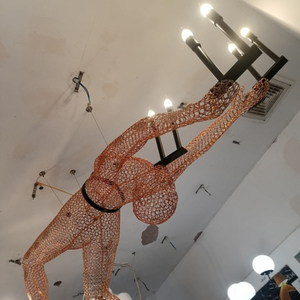 Calze a rete luci a sospensione scultura statua ginnastica atleta lampadario anima atmosfera traslucida illuminazione d'atmosfera - Product Image 4