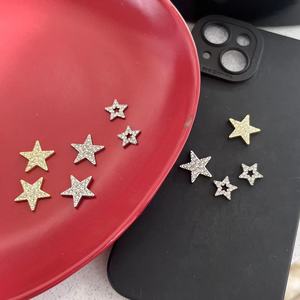 เคสโทรศัพท์มือถือเคลือบสีเมทัลลิกสีทองดำลายดาว พร้อมกิ๊บติดผม ที่หนีบผม และอุปกรณ์เสริมอื่นๆ - Product Image 1