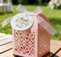 Boîte à dragées rose haut de gamme écologique avec finition mate, en carton nacré, gravure laser, fermeture magnétique et organza