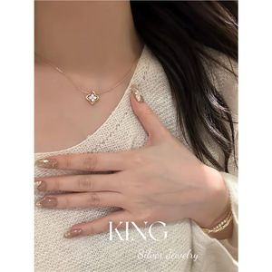 KING สร้อยคอเงินแท้รูปดอกไม้สี่กลีบ S925 เงินสเตอร์ลิงชุบทอง สวมใส่ได้ทุกวัน แฟชั่นหรูหราเบาๆ - Product Image 4