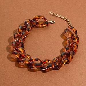 Conjunto de Joyería Cristiana de Moda con Collar Acrílico Grande y Exagerado, Cadena Cubana Transparente y Pendientes para Mujer - Product Image 5