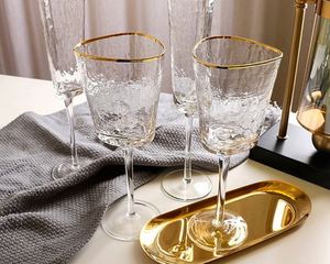 แก้วไวน์แดงขอบทองลายตอกสีทองหรูหราสำหรับงานแต่งงาน - Product Image 1