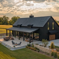 Maison préfabriquée moderne de style ferme et de campagne, barndominium, avec un toit