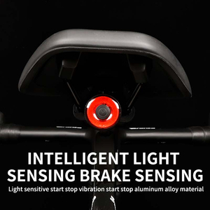 Feu arrière de vélo LED intelligent étanche avec détection automatique de freinage et batterie <span class=keywords><strong>rechargeable</strong></span> pour la conduite nocturne - Product Image 5