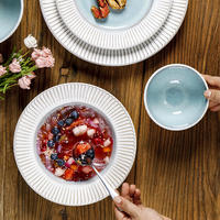 Assiettes en céramique de grès de style nordique minimaliste, personnalisables avec logos, compatibles restaurant, lavables au lave-vaisselle et utilisables au micro-ondes