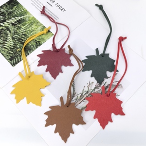 秋の紅葉バッグチャーム エレガントなPUレザーカスタムペンダント ハンドバッグ用 キュートな車のミラーハンギング ビジネス販促ギフト - Product Image 1