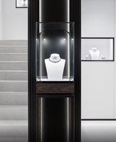 Vitrine à bijoux moderne de luxe personnalisable avec base en bois et verre verrouillable, dimensions et finition personnalisables pour les bijouteries et les horlogeries