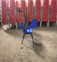 Chaise d'étudiant en métal avec tablette d'écriture et porte-livre pour salles de classe universitaires et collégiales - Offre Spéciale