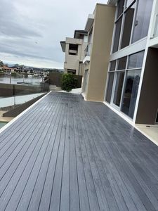 Revêtement de terrasse en WPC durable pour l'extérieur, antidérapant, imperméable, avec finition grain de bois, entretien minimal, conserve sa beauté - Product Image 2