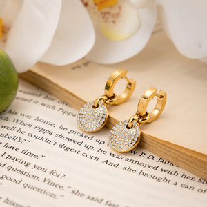 Pendientes de aro con colgante redondo de cristal en tono dorado, de acero inoxidable, para uso diario - Product Image 4