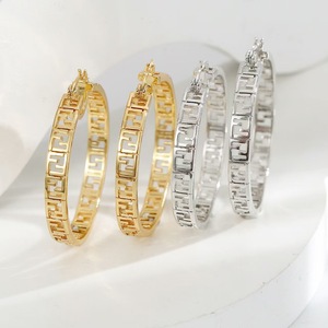 Pendientes de aro grandes personalizados de oro de 18 quilates con patrón de <span class=keywords><strong>Medusa</strong></span>, diseño geométrico, chapado en oro moderno y exagerado - Product Image 1