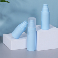 Bouteille PP bleu clair sans air personnalisée en gros avec pompe à lotion pour sérum de soin de la peau, petite capacité cosmétique 15ml 30ml 50ml