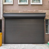 Portes enroulables en acier de conception industrielle sur mesure avec isolation thermique, résistantes au vent, durables pour une utilisation commerciale dans les centres commerciaux