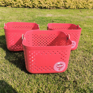 Panier de rangement Strawberry Bear en plastique rectangulaire avec poignées pour un rangement bien organisé, 22 cm de long, 16 cm de haut - Product Image 4