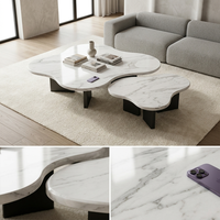 Table basse gigogne en marbre Luca Volakas |   Ensemble de tables d'appoint organiques, plateau blanc poli, base noire thermolaquée, fabrication sur mesure de luxe