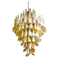 Lustre en verre soufflé à la main, style médiéval français, dégradé blanc à ambre, avec structure en fer plaqué et pendentifs en pétales superposés, idéal pour hall d'escalier de villa