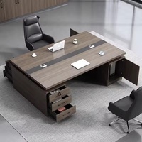 Bureau de direction avec plateau en bois grainé, gestion des câbles intégrée et tiroirs verrouillables