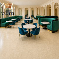 Ensemble de mobilier de luxe pour hôtels et restaurants : banquette incurvée sur mesure, table et chaises pour projets hôteliers
