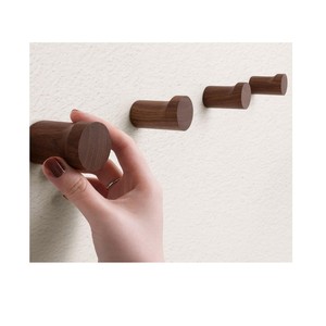 Ganchos de pared redondos modernos de madera de nogal, ganchos de pared de madera pulida natural, colgador individual - Product Image 3
