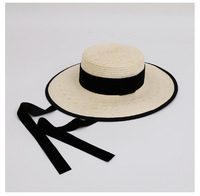 Chapeau de paille beige naturel à large bord et dessus plat avec ruban noir pour femme – Tendance estivale, protection solaire, idéal pour les voyages