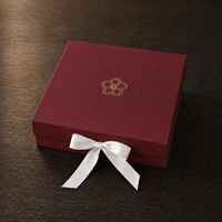 Boîte pliable magnétique rigide beige sur mesure de luxe avec fermeture à ruban en soie, matériau recyclable pour emballage de cadeau de mariage ou de parfum