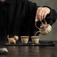 Service à thé en céramique de luxe léger, style rétro, motif floral, avec théière et tasses, en porcelaine bleue et blanche, finition émail rouge vif, avec poignée en forme de chat, coffret cadeau