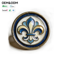 Maßgefertigtes Französisches Fleur-de-Lis Souvenir-Abzeichen aus Zinklegierung mit Emaille-Pin, OEM ODM Luxus-Accessoire für Reisegeschenke, Farbverlauf-Emblem-Abzeichen