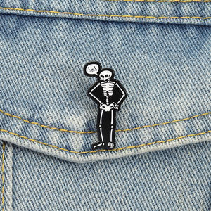 Dunkler Niedlicher Totenkopf Emaille-Anstecker mit Comic-Bubble-Design, Schwarz-Weißer Totenkopf, Goth-Humor Brosche Großhandel - Product Image 1