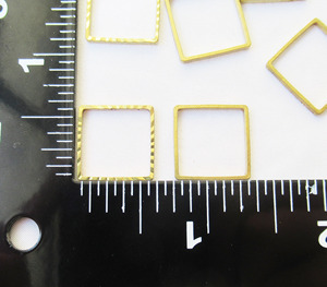 Boucles solides carrées 25mm anneau de saut en laiton texturé pour la fabrication de bijoux - Product Image 4