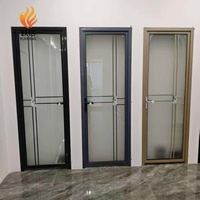 Porte battante en PVC-U avec double vitrage trempé, légère, économique, bien étanche et insonorisée pour projets hôteliers