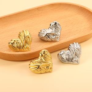 Boucles d'oreilles uniques au design givré, bijoux pour femmes, acier inoxydable plaqué or 18 carats, boucles d'oreilles tendance, élégantes et fantaisie en forme de cœur pour filles - Product Image 2