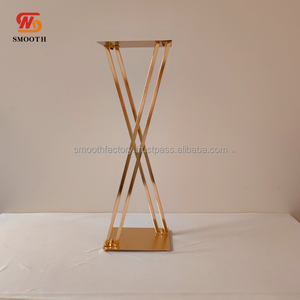 Decoración para Bodas y Eventos LEDA, Soporte de Flores Cuadrado de Metal Dorado en Forma de Cruz, Personalizado y de Lujo - Product Image 2