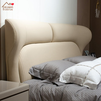 Lit plateforme moderne italien de luxe à double aile, revêtement en cuir beige clair, structure en bois avec garniture métallique, haute qualité