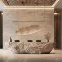 Comptoir d'accueil aspect pierre naturelle, style Wabi-sabi moderne avec texture de roche irrégulière pour spa et salon haut de gamme