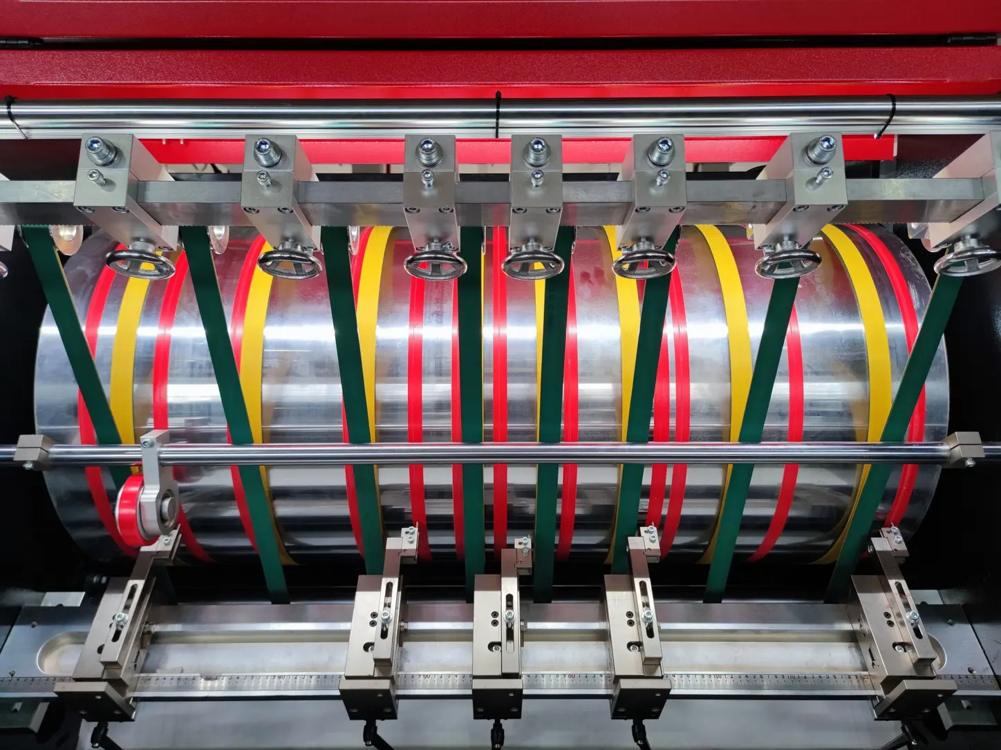 Otomatik çift yönlü gri karton dilme ve v kanal açma makinesi