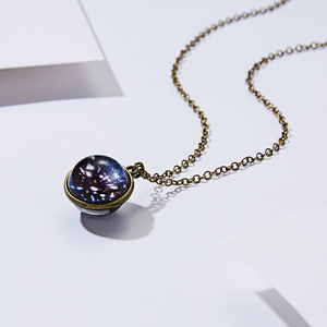 Collana da Donna con Ciondolo a Sfera di Vetro Luminoso al Buio, Design Fantasioso con Luna, Terra e Pianeti, Gioiello Regalo per Ragazze - Product Image 2