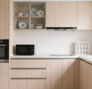 Ensemble de cuisine SANTOPOVA de style minimaliste scandinave en bois clair avec armoires murales à façade vitrée et évier encastré noir - Product Image 2