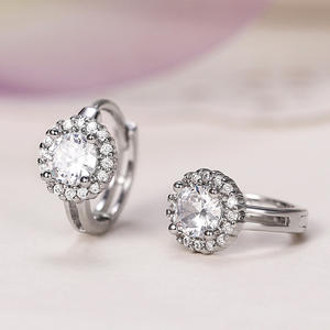 Orecchini a Perno in Cristallo Charm Elegance, Placcati in Oro Bianco, Design a Forma di Fiore, Classici per Uso Quotidiano Femminile - Product Image 5