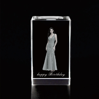 Cube en cristal gravé au laser 3D personnalisé en gros, photo de mariage, bloc de verre gravé, presse-papier pour cadeau de mariage