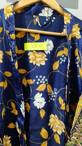 เสื้อคลุมผ้าซาตินพิมพ์ลายดอกไม้สำหรับผู้หญิง แขนสามส่วน คอวี ยาวเต็มตัว เรียบลื่น ผ้าไหมแท้ 100% ปิดด้วยเชือกผูก เหมาะสำหรับใส่ในฤดูใบไม้ผลิ - Product Image 4