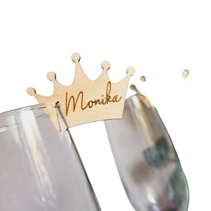 จี้แก้วไวน์รูปมงกุฎไม้ลายฮันนี่แอนด์สวีทเนสส์ พร้อมสลักชื่อส่วนตัว ของตกแต่งโต๊ะงานแต่งงาน ของตกแต่งหน้าเค้ก ของขวัญ - Product Image 5