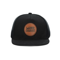 Gorra Trucker de Ala Plana al por Mayor con Logotipo de Parche de Cuero Redondo Personalizado, Malla Transpirable en la Parte Trasera, Gorra Snapback Estilo Vaquero Occidental Urbano