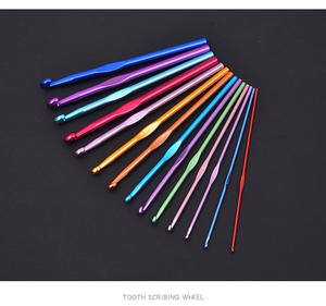 Оптовая Продажа с фабрики, набор для рукоделия с одной головкой, пластиковый крючок и швейная игла, Портативные Инструменты для вязания крючком, упакованные в сумку - Product Image 2