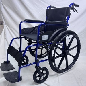 Silla de ruedas manual KY811A azul brillante anticaídas para ancianos y discapacitados, tipo empuje, con estructura de acero. - Product Image 3