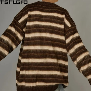 Pull en tricot rayé style américain vintage marron crème, col rond oversize, manches longues décontractées, streetwear, vente en gros - Product Image 2